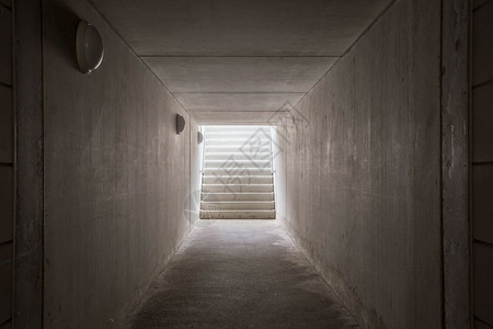 历史发光端有楼梯的地下通道黑暗发光端有楼梯的地下通道发光场景图片
