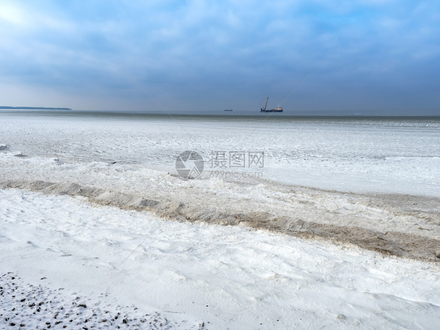 质地海里的冰泥冬天海和地平线上一艘船冬天海和地平线上一艘船海里冰泥俄罗斯水图片