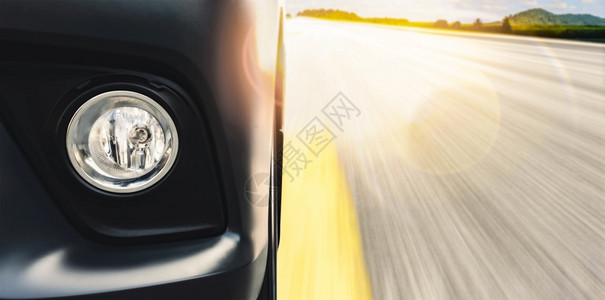 运输聚光灯力量汽车在沥青路上行驶阳光闪耀图片