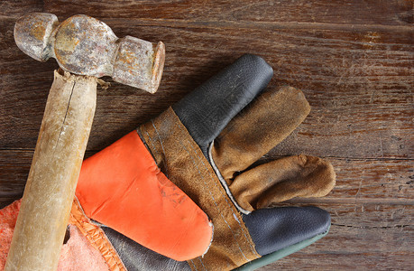 木本底的旧锤和皮革手套作坊锤子力量高清图片