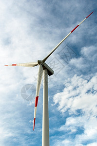蓝色天空风力涡轮机的近视肖像供应电器行业图片