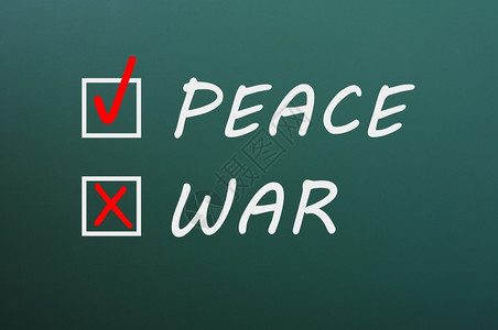 叉打钩选择和平与战争的选择在绿色黑板上设复选框色的图片