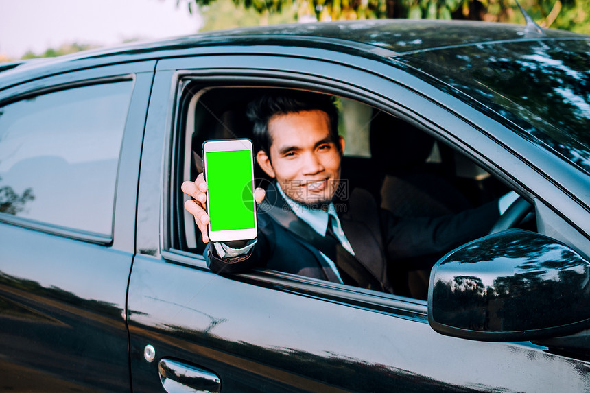 旅行持有手机智能的人在电话屏幕和座车上播放商业成人图片