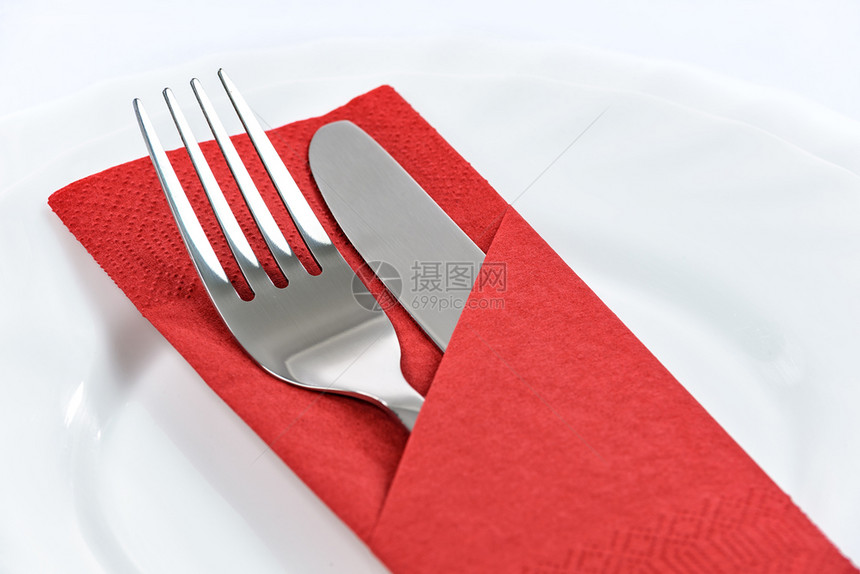 餐具桌上的巾纸在厅盘子上的红色折叠餐巾纸白的优雅图片
