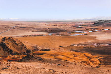 安静黄沙平原热太阳下黄色土壤山空谷旅行阿尔泰清楚的图片