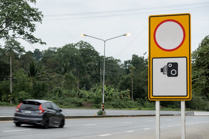 交通标志显示空速限制和度摄像头标志街道司机极图片