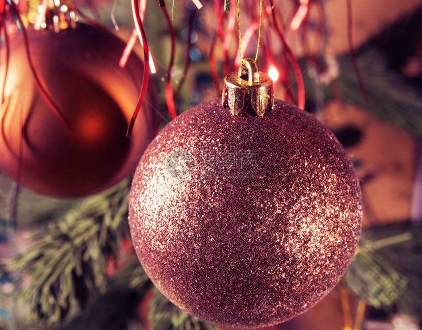 之中箔前夕挂在金属丝圣诞球中的树枝上圣诞背景金属丝间的圣诞球图片