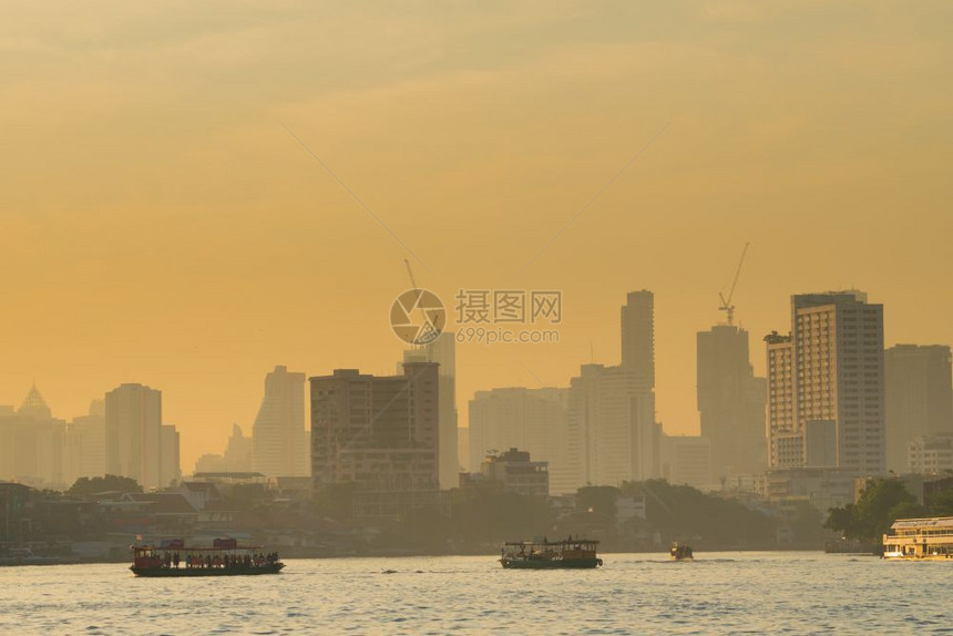 塔曼谷市晚夜的船河交通日落时建造摩天大楼背景亚洲旅游图片