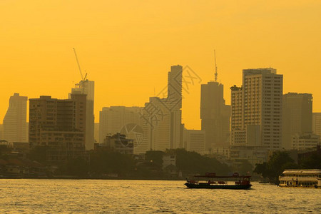 城市的景观天空曼谷市晚夜的船河交通日落时建造摩天大楼背景图片