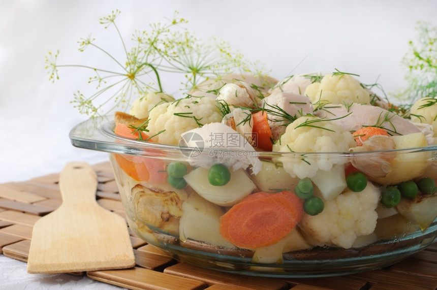 平底锅里有鸡肉片和茴香的烤蔬菜敷料配卡路里图片