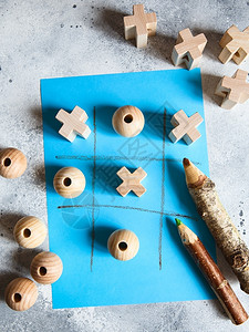 逻辑竞赛Tictac脚趾游戏蓝背景的木形图玩具图片