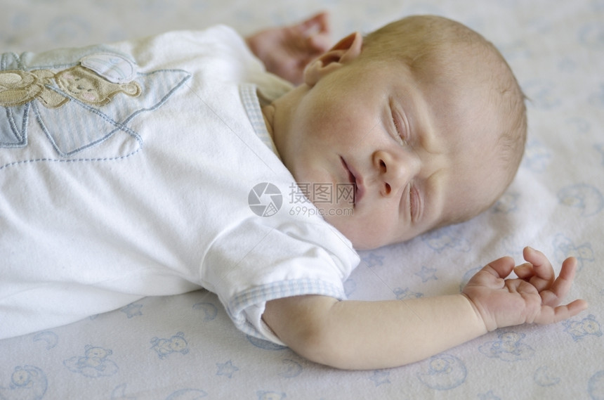 可爱的婴儿睡在背上脸像一个甜美的婴儿睡在背上做梦皮肤说谎肖像图片