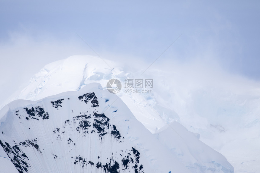 雪和冰覆盖的山顶高峰风很大雪吹散玩尤其打击图片
