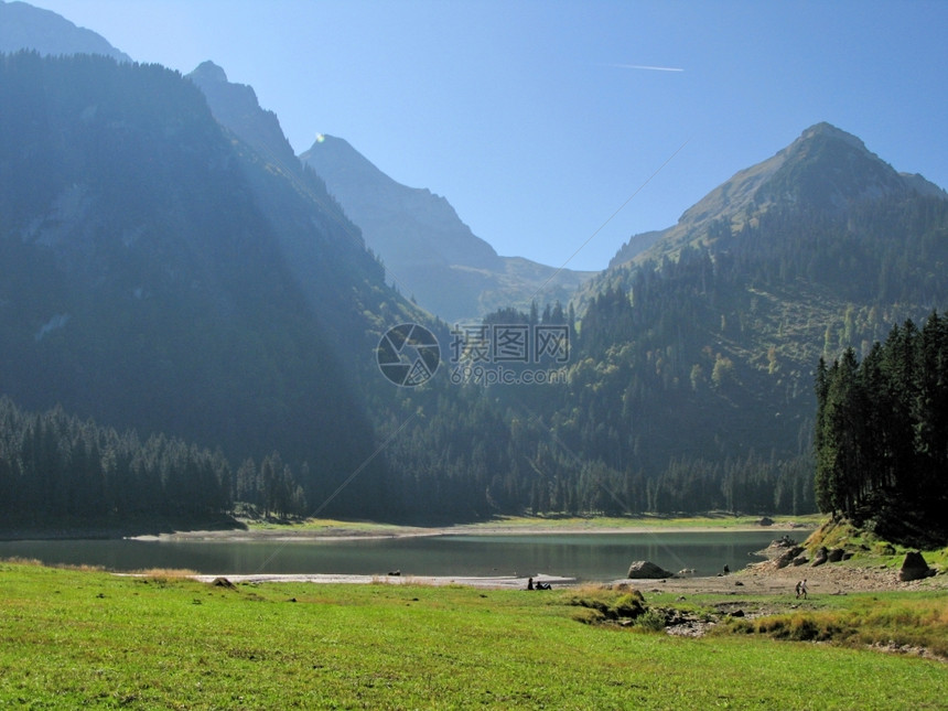 风景优美瑞士瓦拉尔普湖景观游客图片