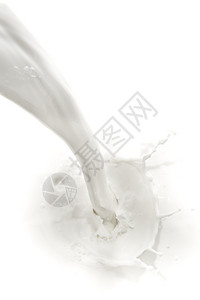奶油新鲜白背景上喷洒奶水液体图片