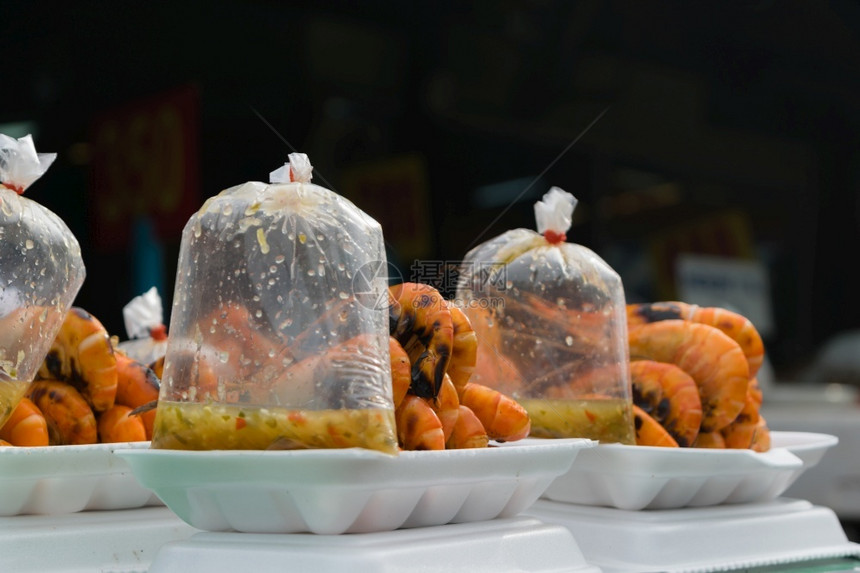 亚洲人泰国市场泡沫箱中的虾类泰国市场黑色的可口图片