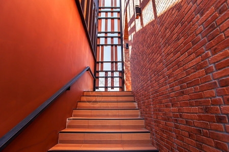 外部的现代楼梯阶和水泥墙橙色调栏杆楼梯间图片