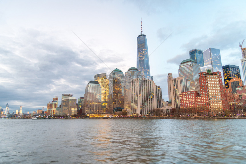纽约游轮的日落曼哈顿天际建造天线图片