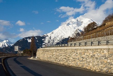 瑞士阿尔卑斯山公路旅行景观风优美图片