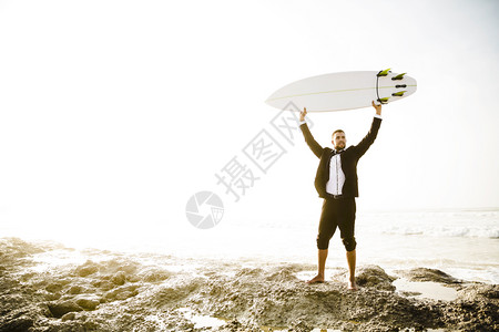 假期商人拿着冲浪板来到海边娱乐背景图片