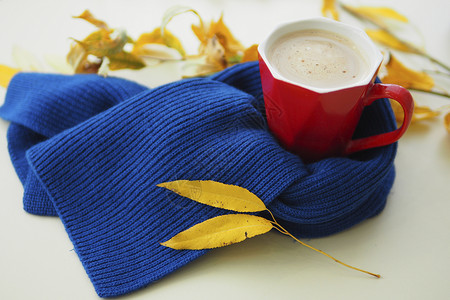 秋季温暖围巾和奶茶图片