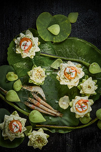 白色的蒸汽莲花中煮咖喱虾椰子图片