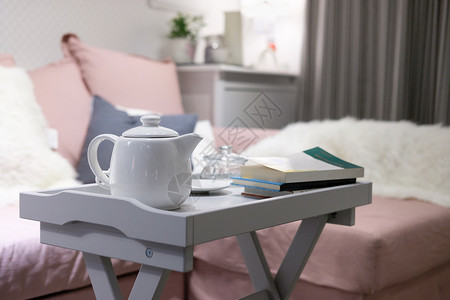 客厅桌子上的白色茶壶困陶瓷制品轻松图片