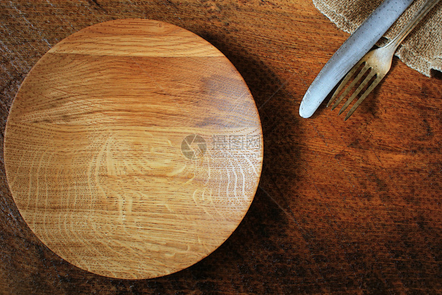 优质的叉木制复古银器盘子餐巾纸在质朴的木制背景上厨房餐桌的顶视图复古银器餐巾在质朴的木制背景上图片