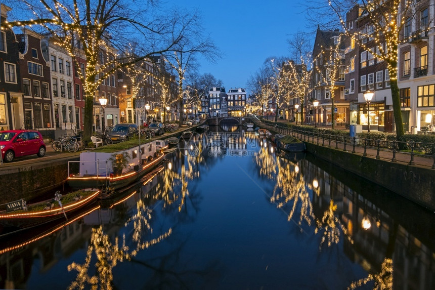 灯地标欧洲日落时在荷兰阿姆斯特丹的圣诞节图片