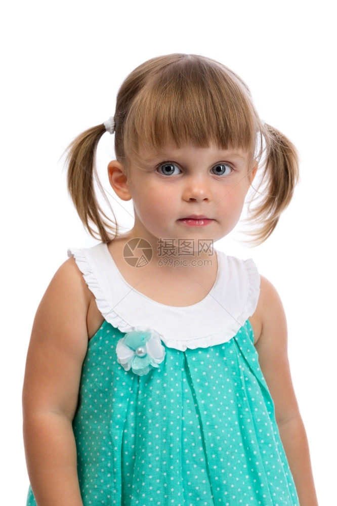 一种年龄白色的摄影棚里一个三岁的迷人女孩肖像白色背景孤立在色上图片