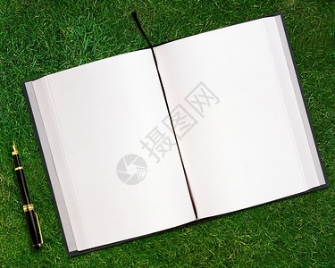 空气利用率杂志在绿草地和笔上打开户外空白书图片