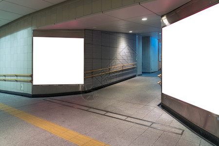车站室内的日本位于地下大厅或铁的空白广告牌用于模拟概念低光速开关等图片