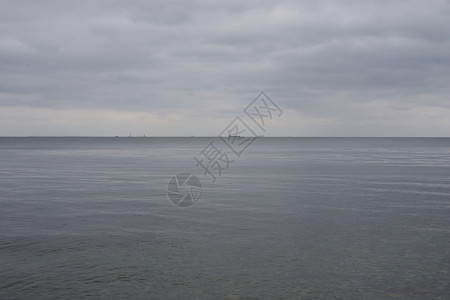 灰色的从哥本哈根以北丹麦海岸到瑞典波罗的海景与相近船只在远端灰云为色见于哥本哈根以北的丹麦海岸帆天图片