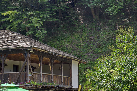 风景旅游保加利亚Pasarel村附近的旧传统老房子破碎林中阳台爬坡道图片