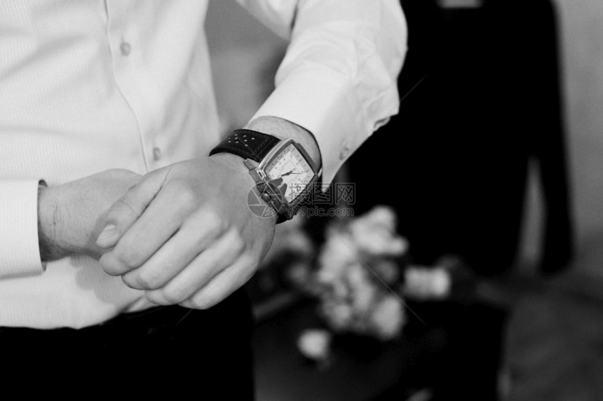 人类男工一个穿衬衫的男人看着手表穿衬衫的看手表图片