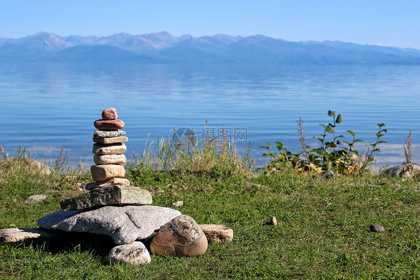 宁静在Baikal湖海岸的龟壳上乌的外是一块石头西伯利亚布里提雕塑折叠图片