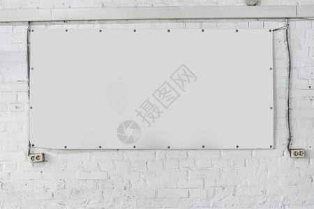 空白的信息控制板砖墙上的色旗帜作为设计的一个好模型图片
