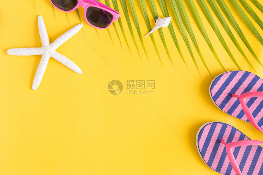 夏令时髦的收藏黄色背景平面相片沙赛和凉鞋顶部视图和复制空间供您调产品时使用夏季概念图片