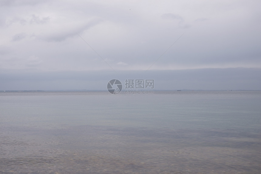 美丽的海滨从哥本哈根以北丹麦海岸到瑞典波罗的海景与及灰云相近的船舶在远端波罗海景户外图片