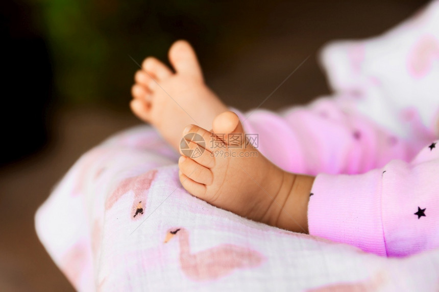 一种婴儿女的腿在有选择重点中小赤脚婴儿概念形象人类脚趾图片
