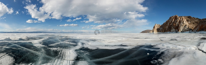 多云的俄罗斯伊尔库茨克地区奥霍恩岛冰湖白加尔山上云层运动黄昏兄弟图片