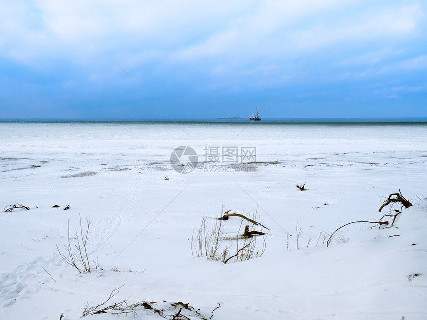 波罗的海行进冰雪覆盖的风景观冬季在远处的船舶与海上相隔的距离天空图片