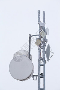 电子的冬季传输塔带有蜂窝天线和卫星的电信塔以及卫星天线移动的高图片