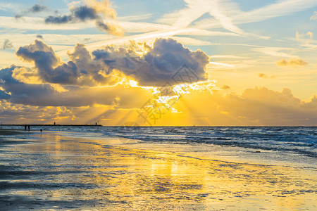 日落时美丽的沙滩风景图片