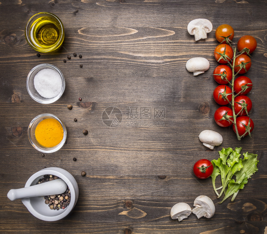 自然意大利语最佳沙拉油樱桃西红柿生菜木制锈背景的香料等配成分图片