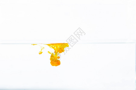 颜料水中的橘色墨滴白底中的抽象橙色墨水运动颜图片