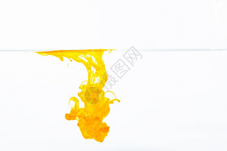 水中的橘色墨滴白底中的抽象橙色墨水降低彩黄色的图片