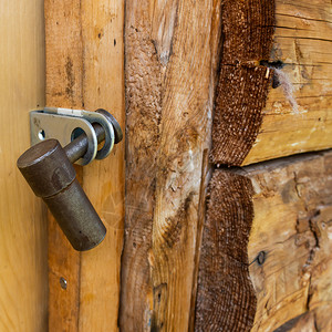 木板头铁锁关上门安全数据存储防公寓窃贼的护措施失效贮存图片