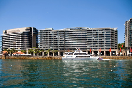 现代建筑Quay通报悉尼澳大利亚新南威尔士州悉尼旗帜海港边码头背景图片