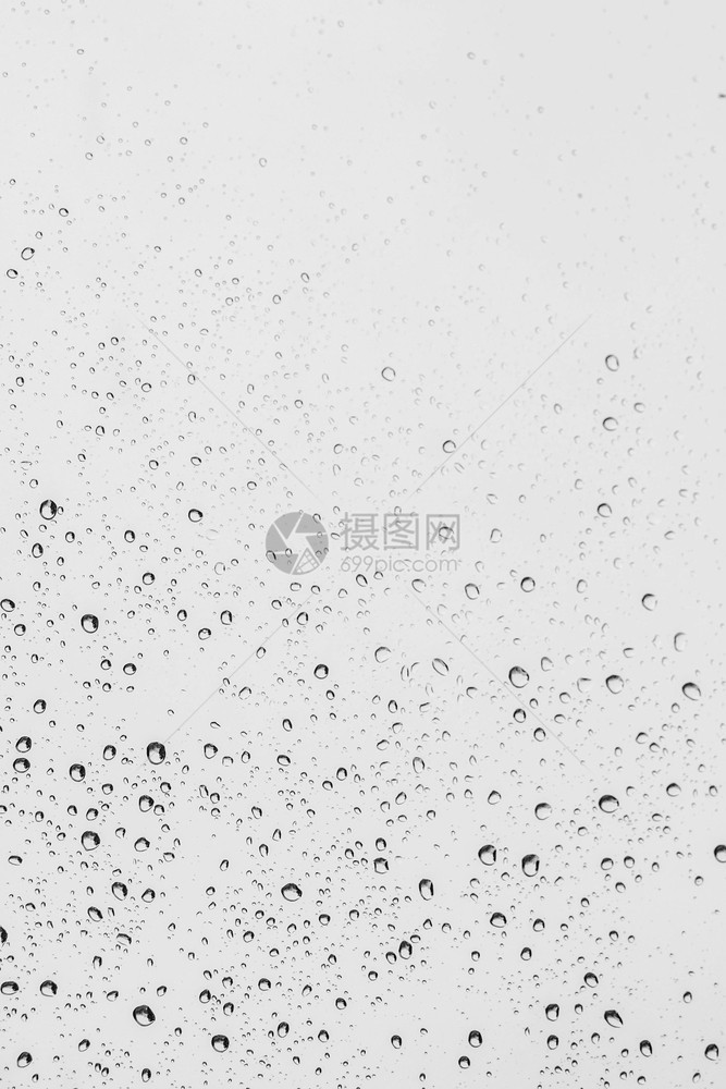 白色的绿松石湿玻璃上水滴背景情况清窗上的雨滴图片